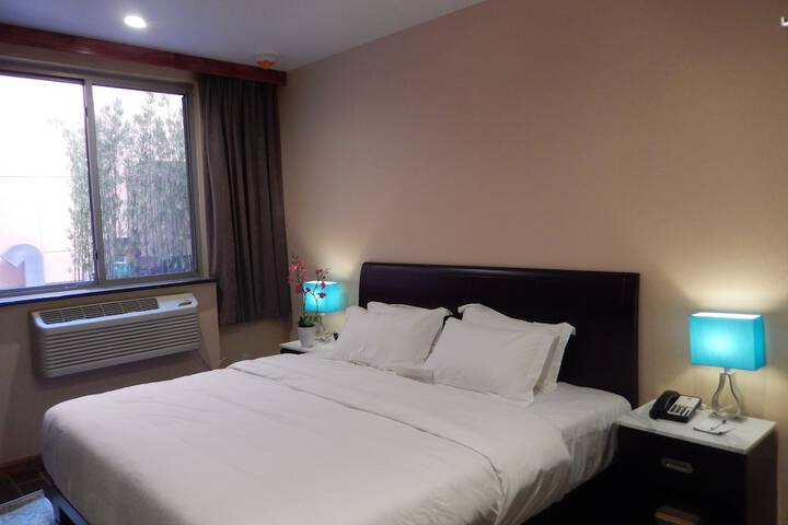 1 King Bed (4 of 8)