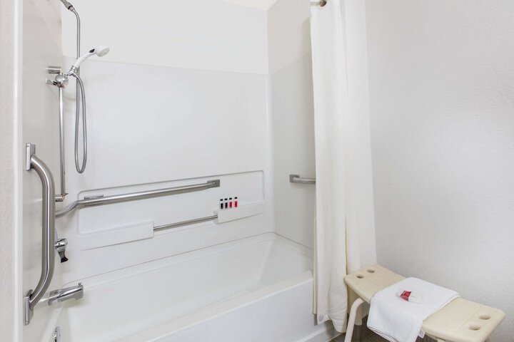 1 Queen Bed (11 of 15)