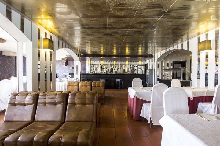 Lounge 20 of 33