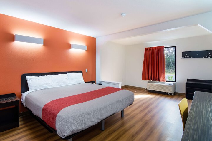 Room 10 of 32