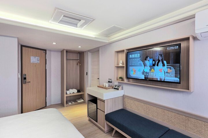 Room 6 of 33