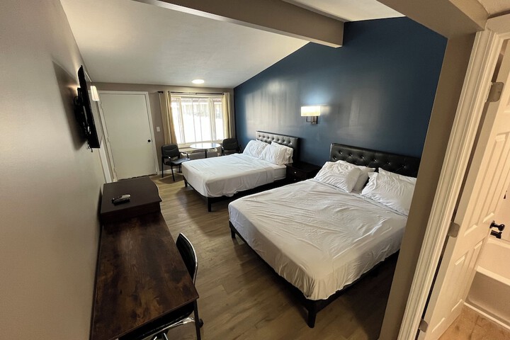 1 Queen Bed Mobility Accessible (5 of 35)