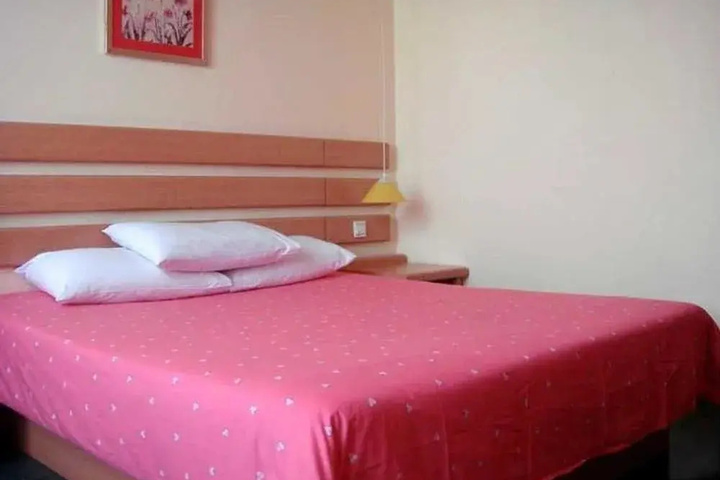 Room 4 of 16