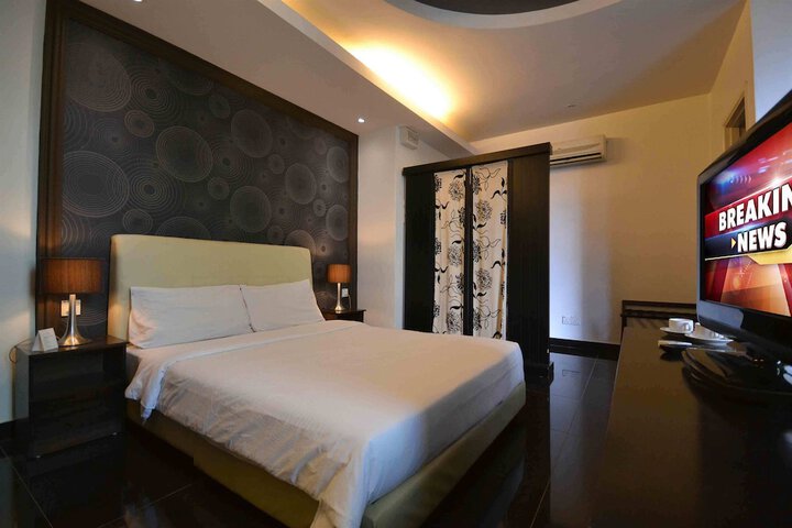 Room 8 of 48