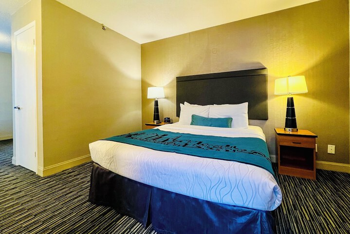 Deluxe Queen Bed (2 of 28)