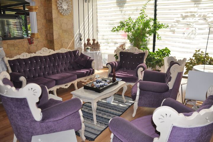 Lounge 30 of 50
