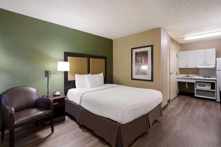 1 Queen Bed (1 of 12)