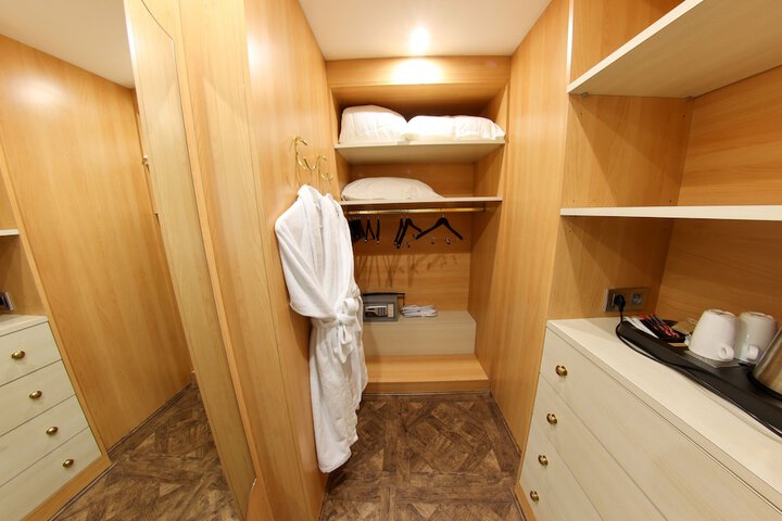 Room 42 of 121