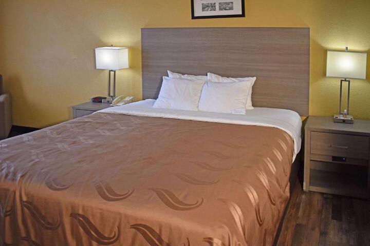 1 King Bed (5 of 18)