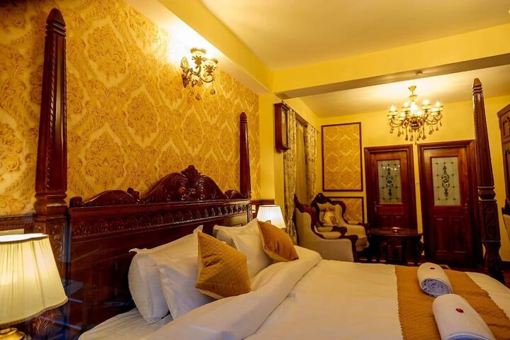 Room 4 of 9