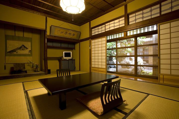 Room 6 of 90
