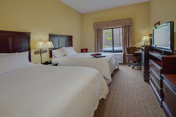 2 Queen Beds (7 of 8)