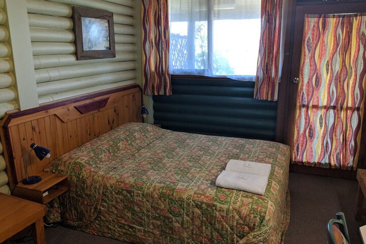 Room 2 of 10