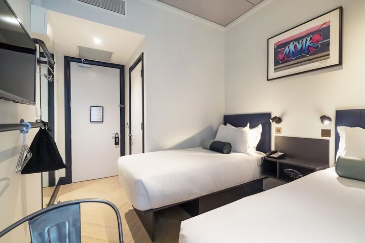 Room 11 of 112