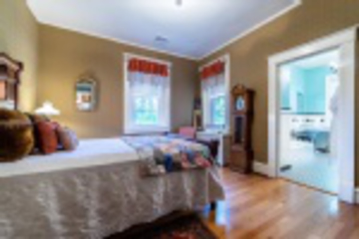 Room 305 of 384