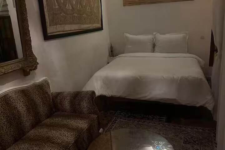 Room 8 of 34