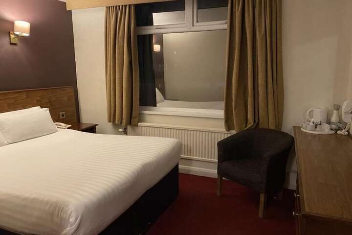 Room 17 of 33