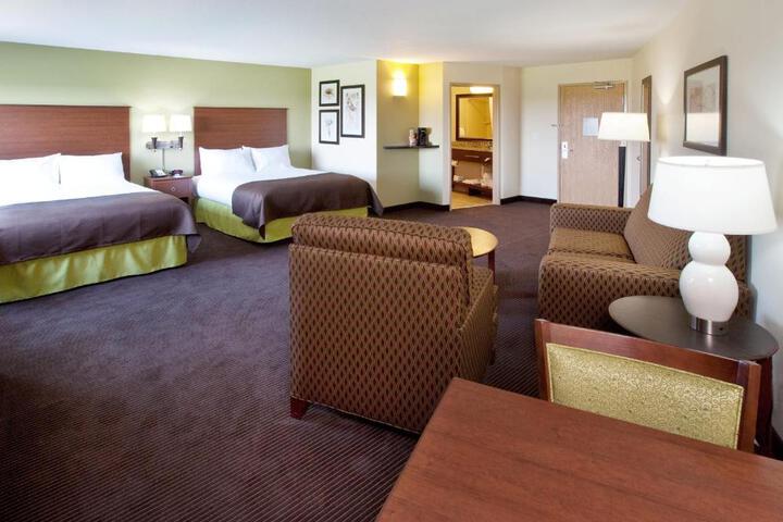 2 Queen Beds (3 of 10)