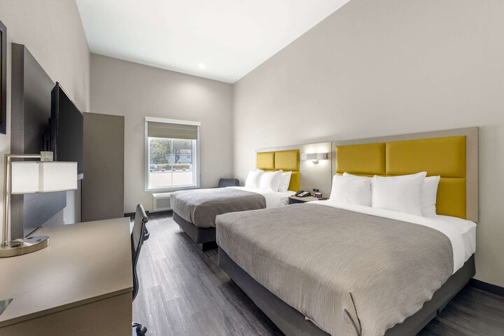 2 Queen Beds (6 of 10)
