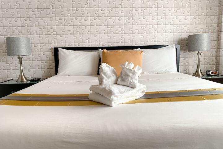 1 King Bed (4 of 9)