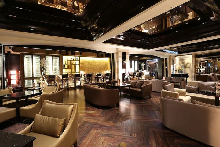 Lounge 33 of 36
