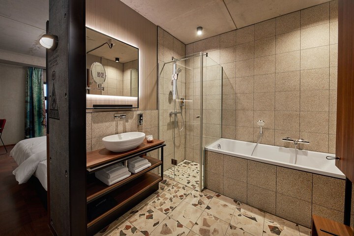 Room 32 of 50