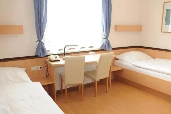 Room 4 of 9