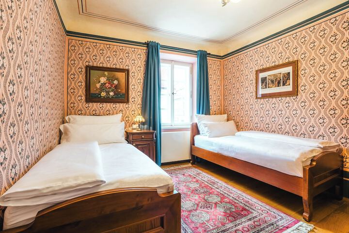 Room 6 of 27