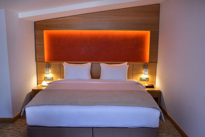 Room 13 of 76