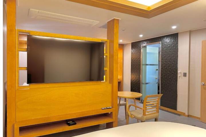 Room 16 of 38