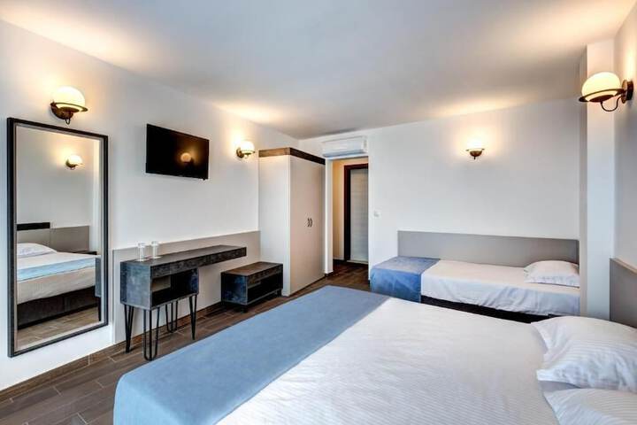 Room 4 of 32
