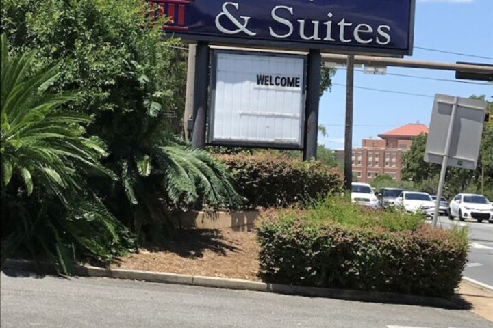 Photo of UNIVERSITY INN AND SUITES TALLAHASSEE