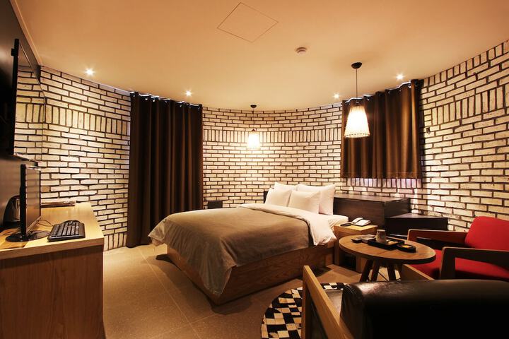 Room 3 of 16