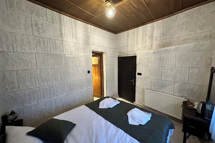 Room 34 of 83