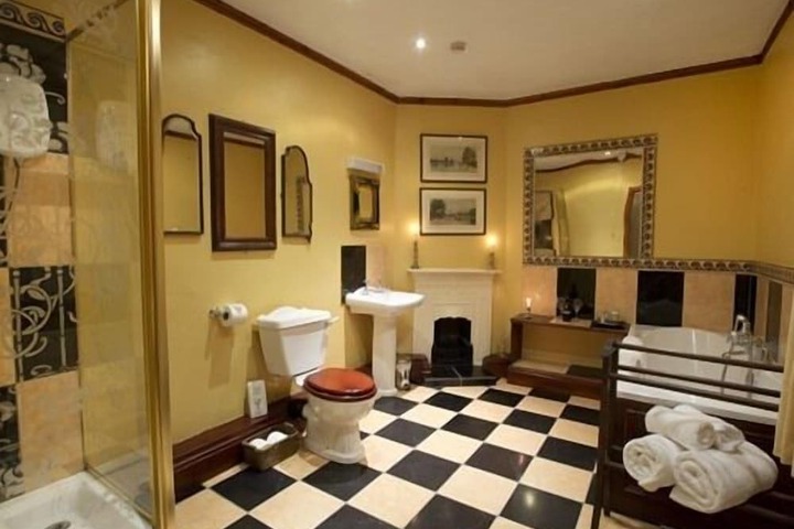 Room 9 of 26