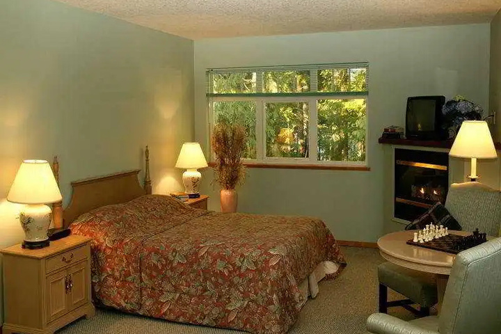 Room 4 of 8