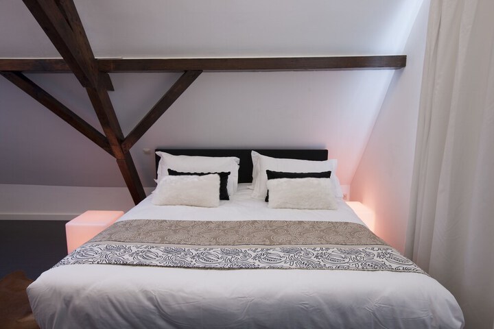 Room 2 of 29