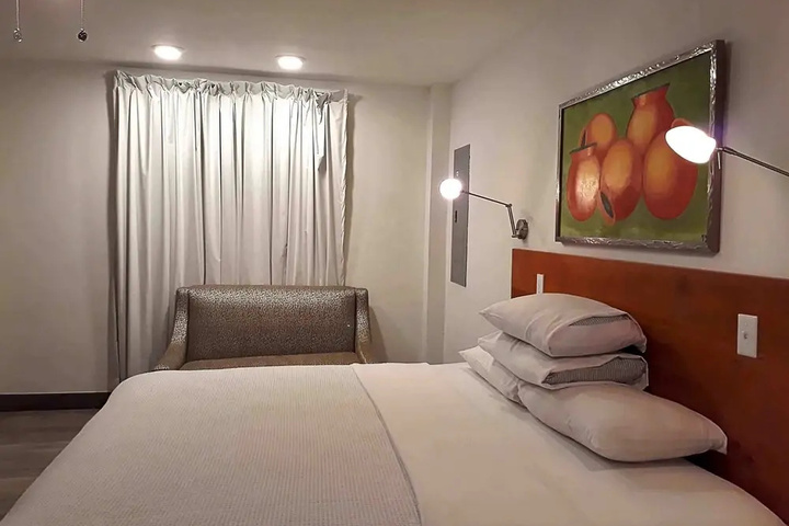 Room 2 of 16