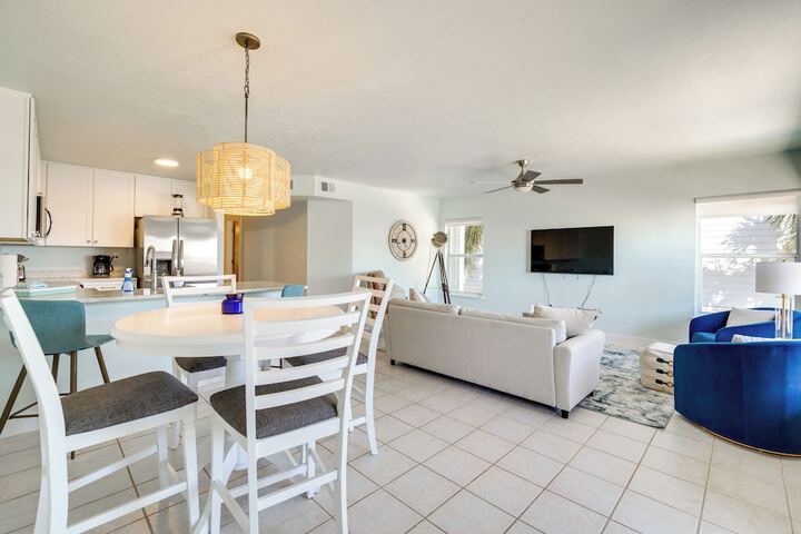 Cedar Key Condo w / Balcony & Gulf Views!
