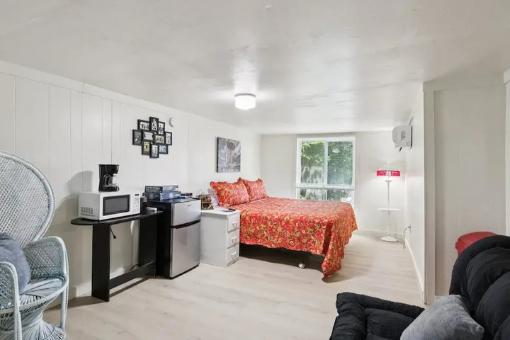Photo of Daves Last Resort Lakeside - Long Stay Discount - Cozy Cabin 6 1 Bedroom Hotel Room