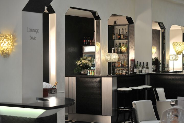 Lounge 63 of 97