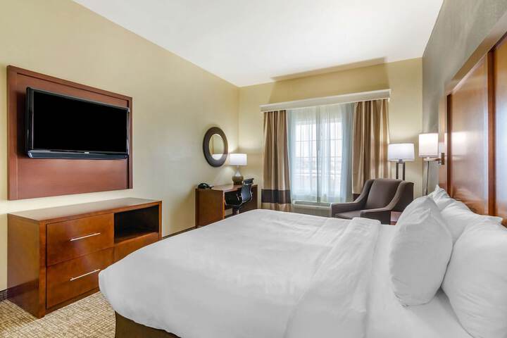 1 King Bed (8 of 8)