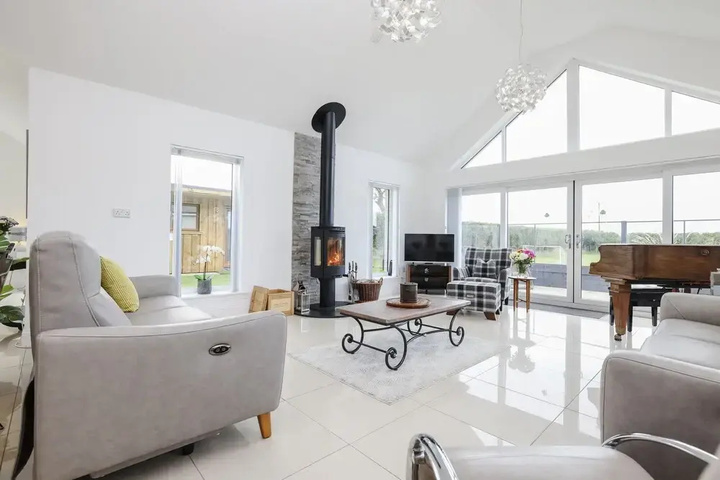 Image of JOIVY Luxurious & Spacious 3BR House with a Hot Tub