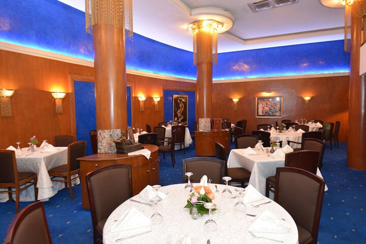 Dining 37 of 59