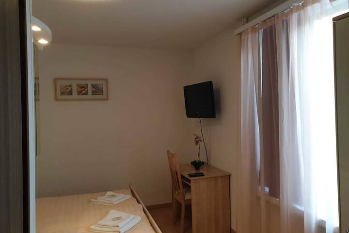 Room 8 of 28
