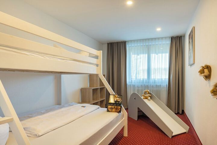 Room 12 of 32