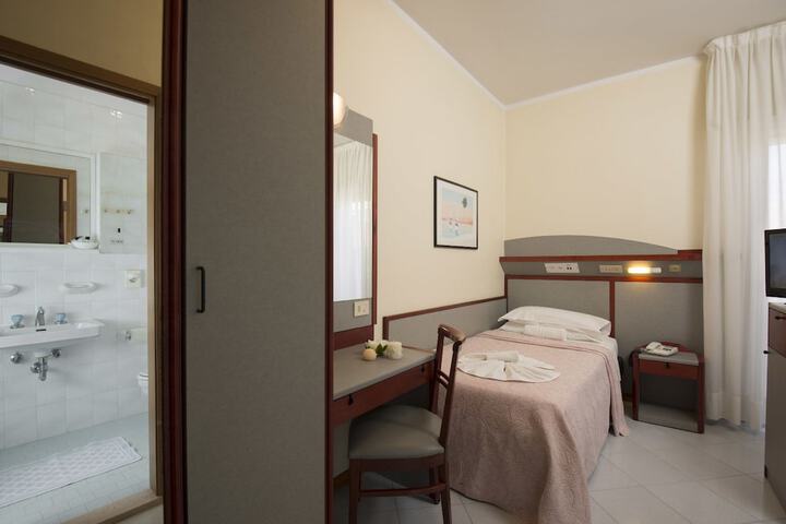 Room 12 of 23