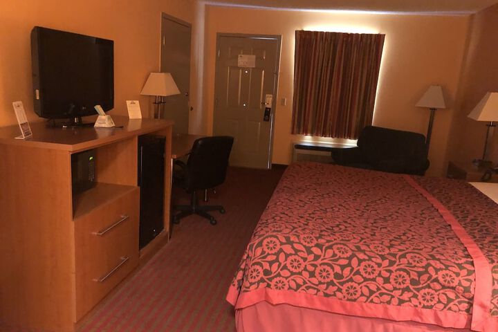 1 King Bed (2 of 22)