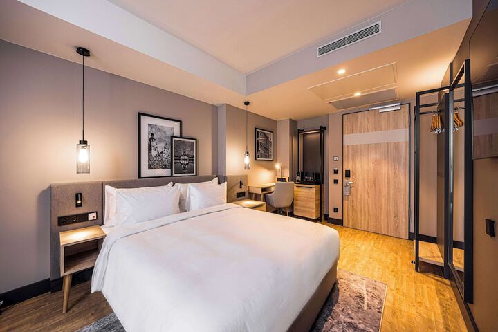 Room 28 of 108