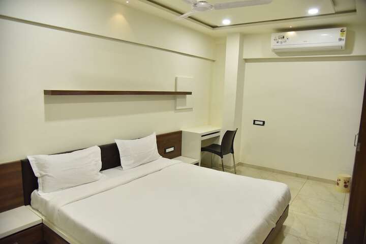 Room 9 of 18